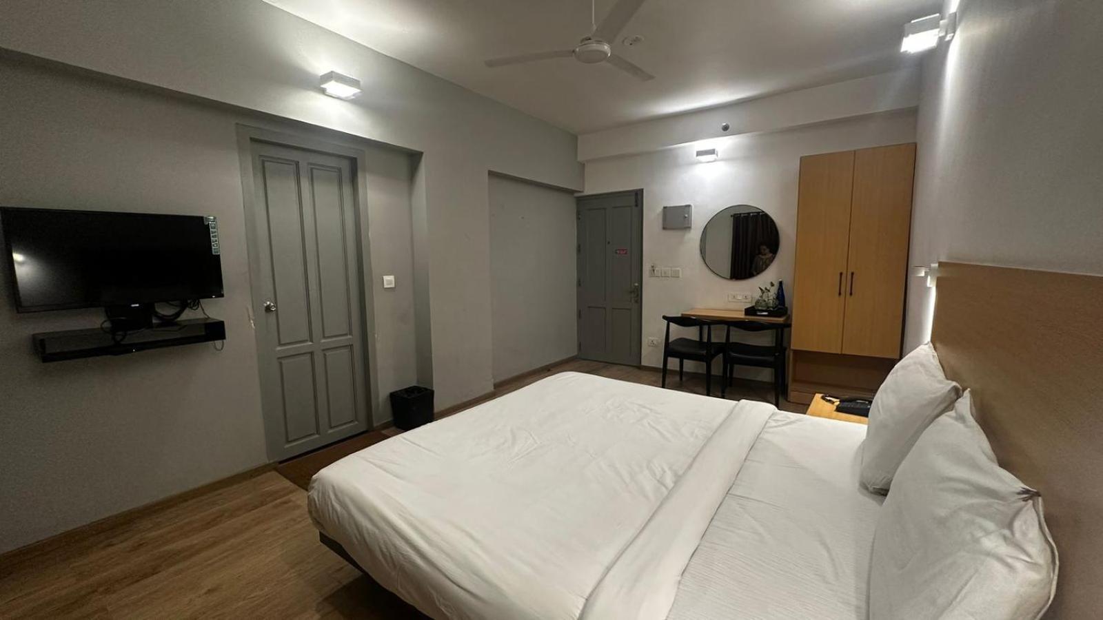 Hotel B R Regency Тривандрум Экстерьер фото
